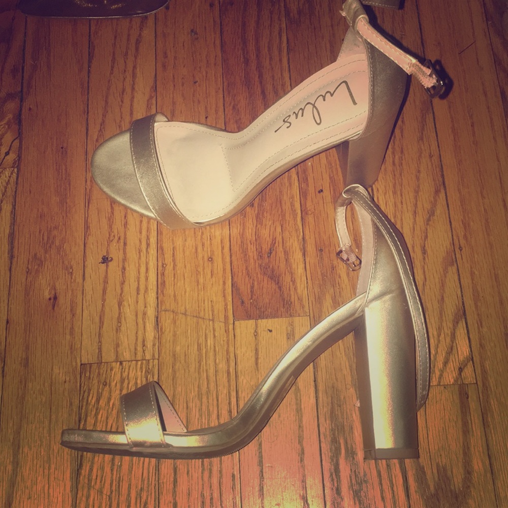 Lulus Chunky heel Sandal. Ankle strap. 4’’